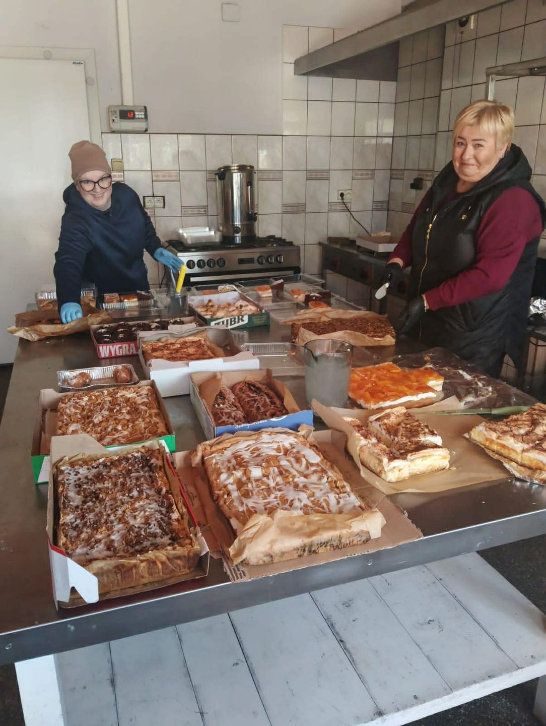 Sprzedaż ciast przed kościołami w gminie Obrowo