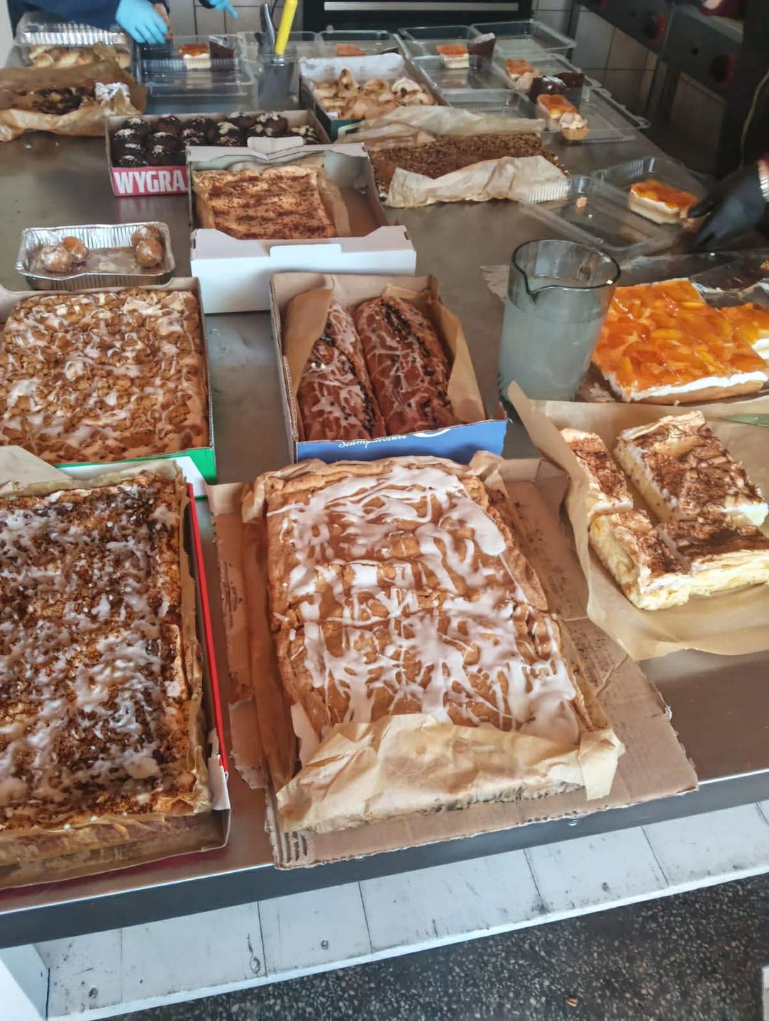 Sprzedaż ciast przed kościołami w gminie Obrowo