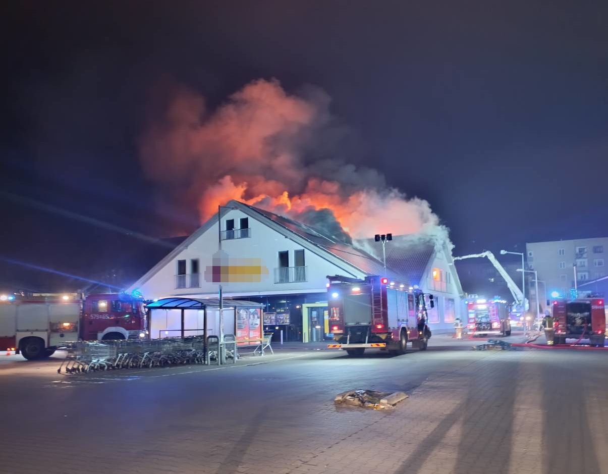 Potężny pożar dyskontu 