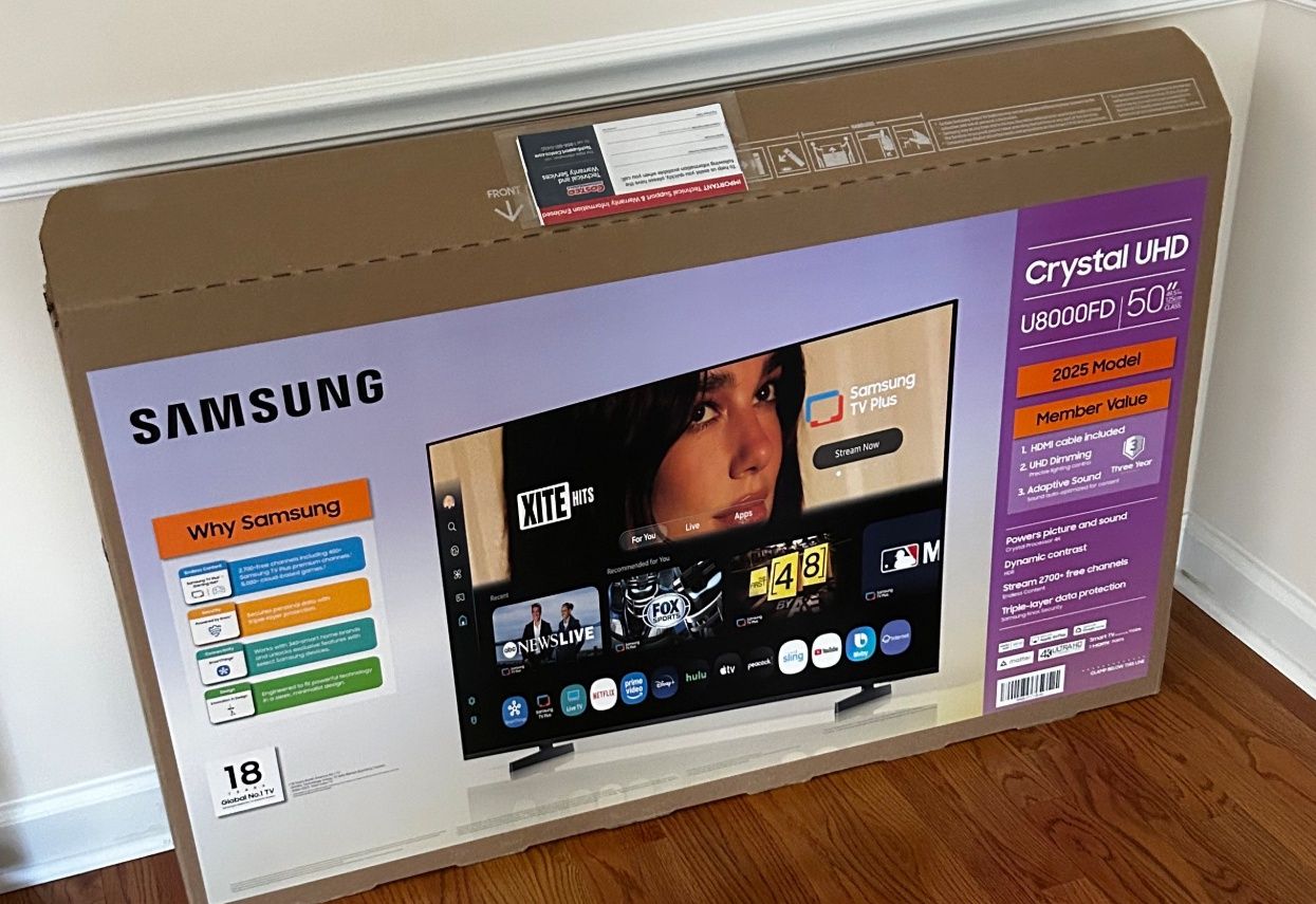 Dua Lipa na kartonie telewizora Samsung