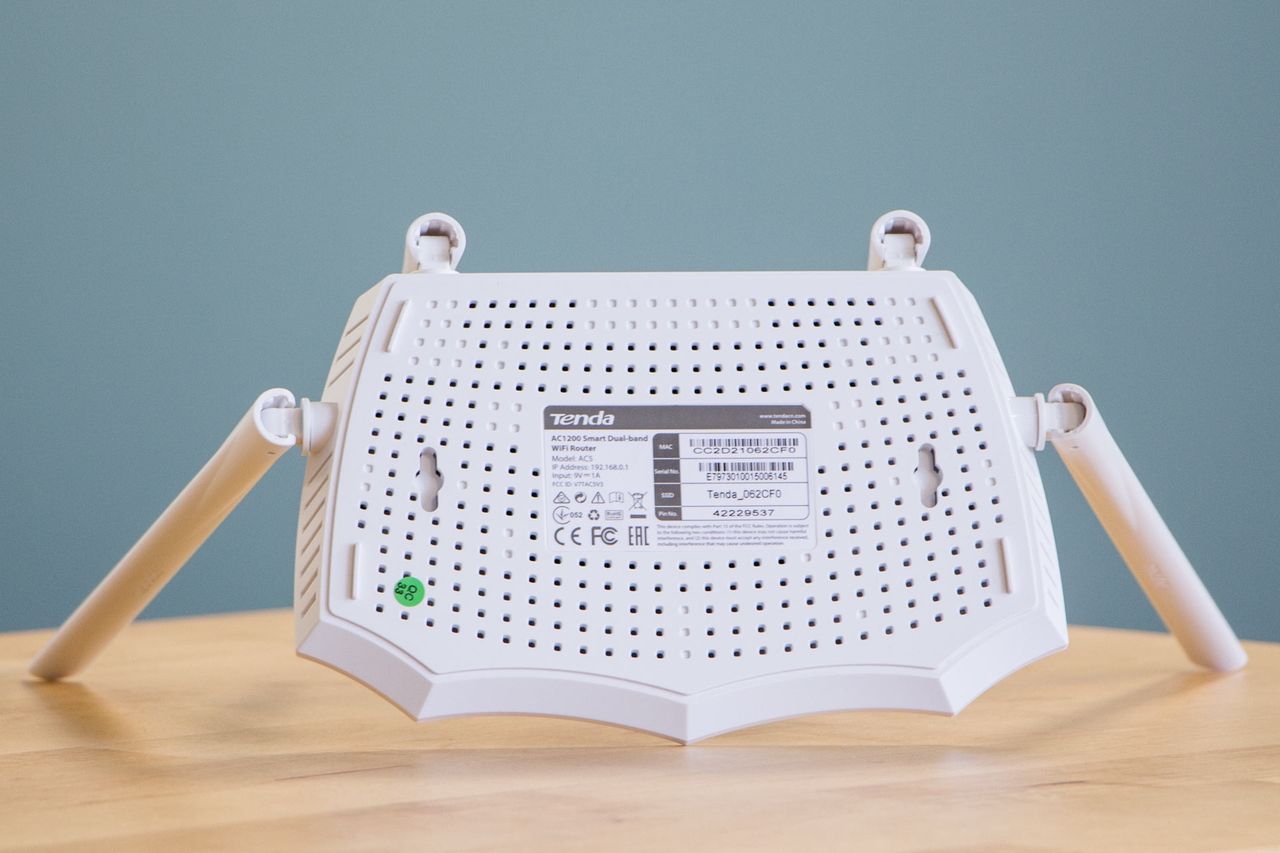 Tenda AC5 - od spodu