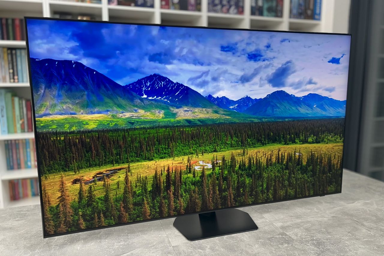 Samsung Neo QLED 65QN92F - z profilu 3