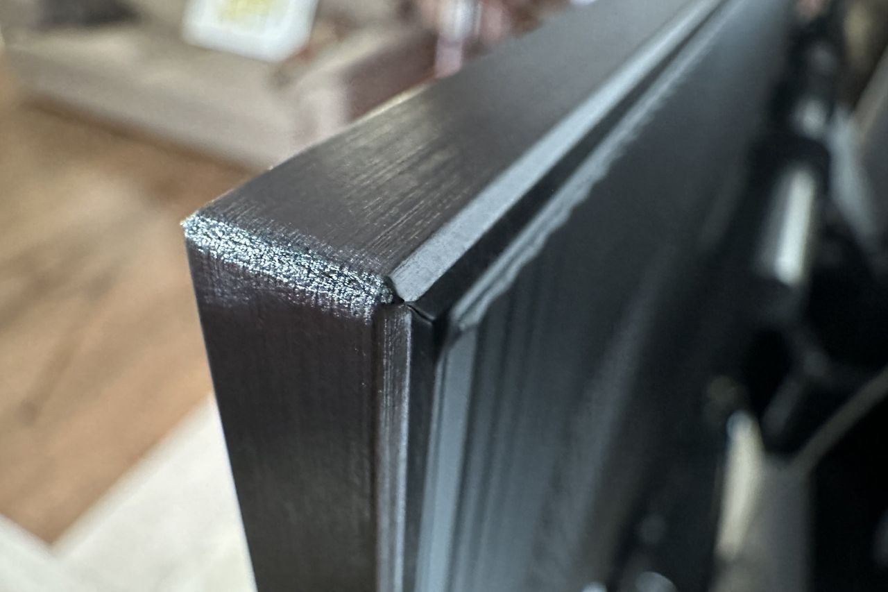 Samsung OLED S95C - narożnik i ramka