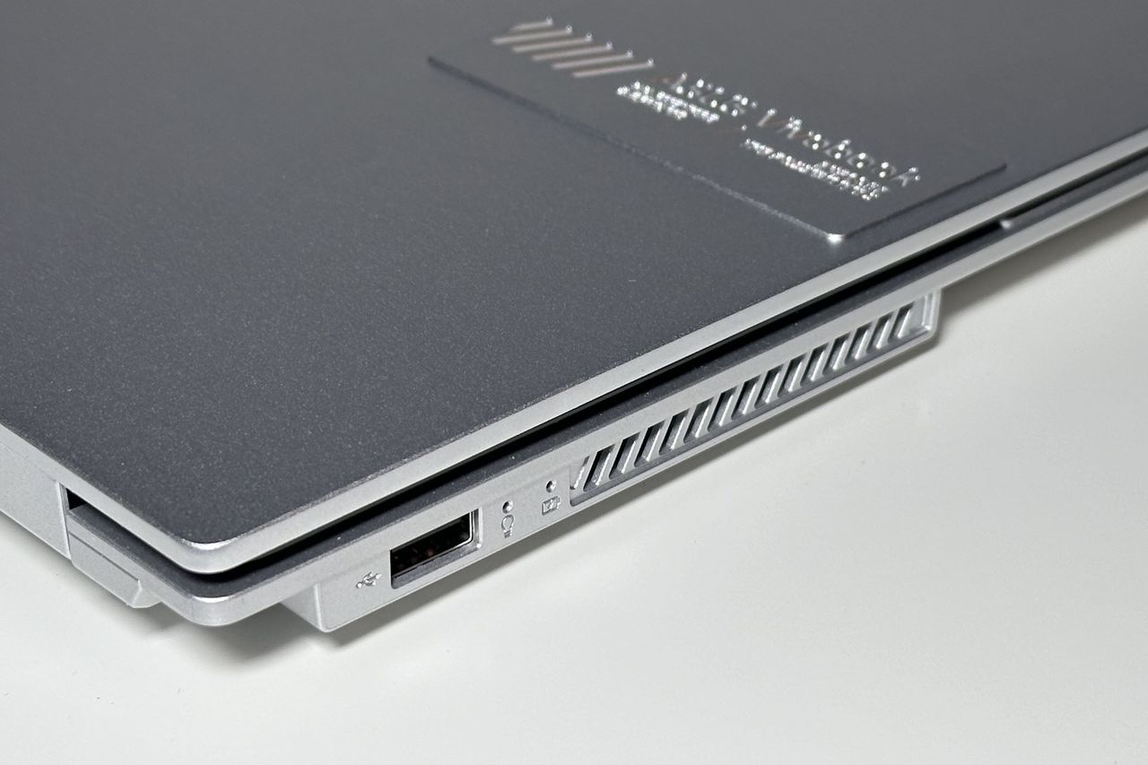 ASUS Vivobook S15 OLED K5504V - złącza po lewej