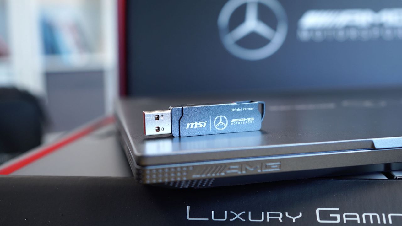 MSI Stealth 16 Mercedes-AMG - pendrive w zestawie