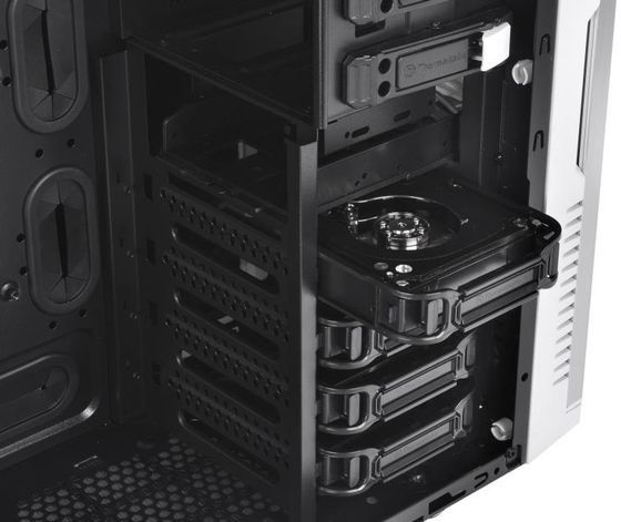 Thermaltake New SopranoSnow Edition obudowa zdjęcie wnętrze podzespoły dysk twardy montaż