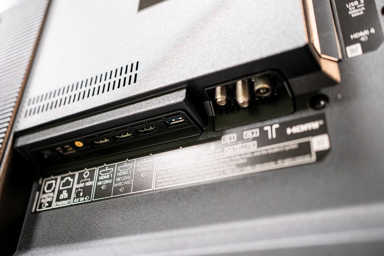 Panasonic TX-55LZ1000E - złącza od spodu