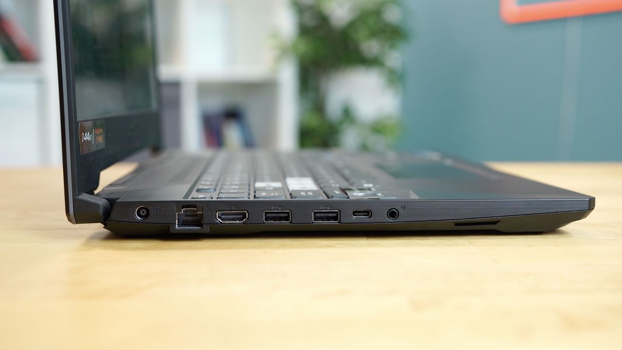 ASUS TUF Gaming F15 FX506HC - złacza po lewej