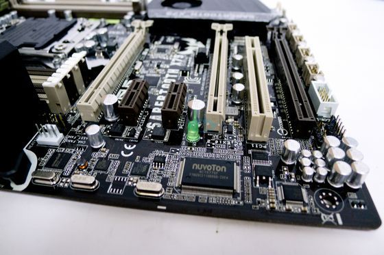 gniazda dla kart rozszerzeń w płycie gł&oacute;wnej ASUS Sabertooth X79