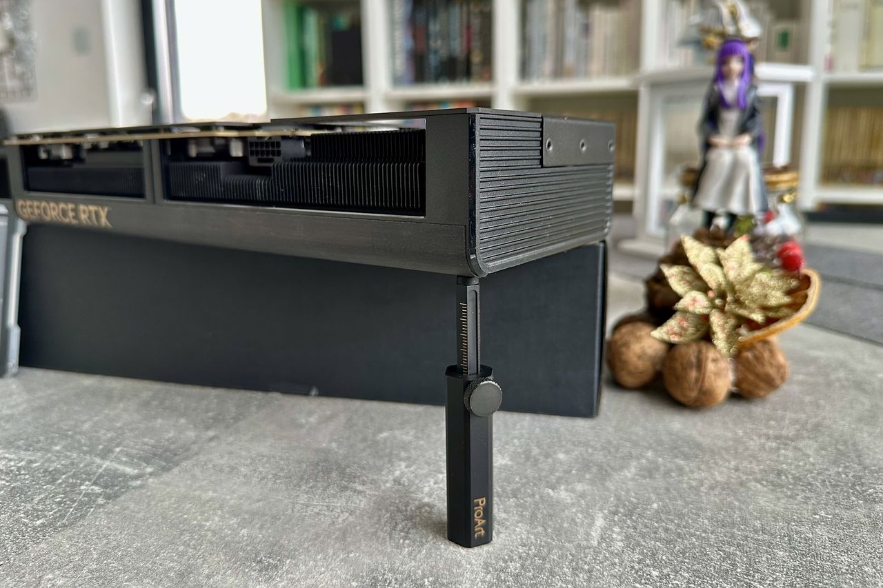 ASUS GeForce RTX 5080 ProArt OC Edition - podpórka w akcji