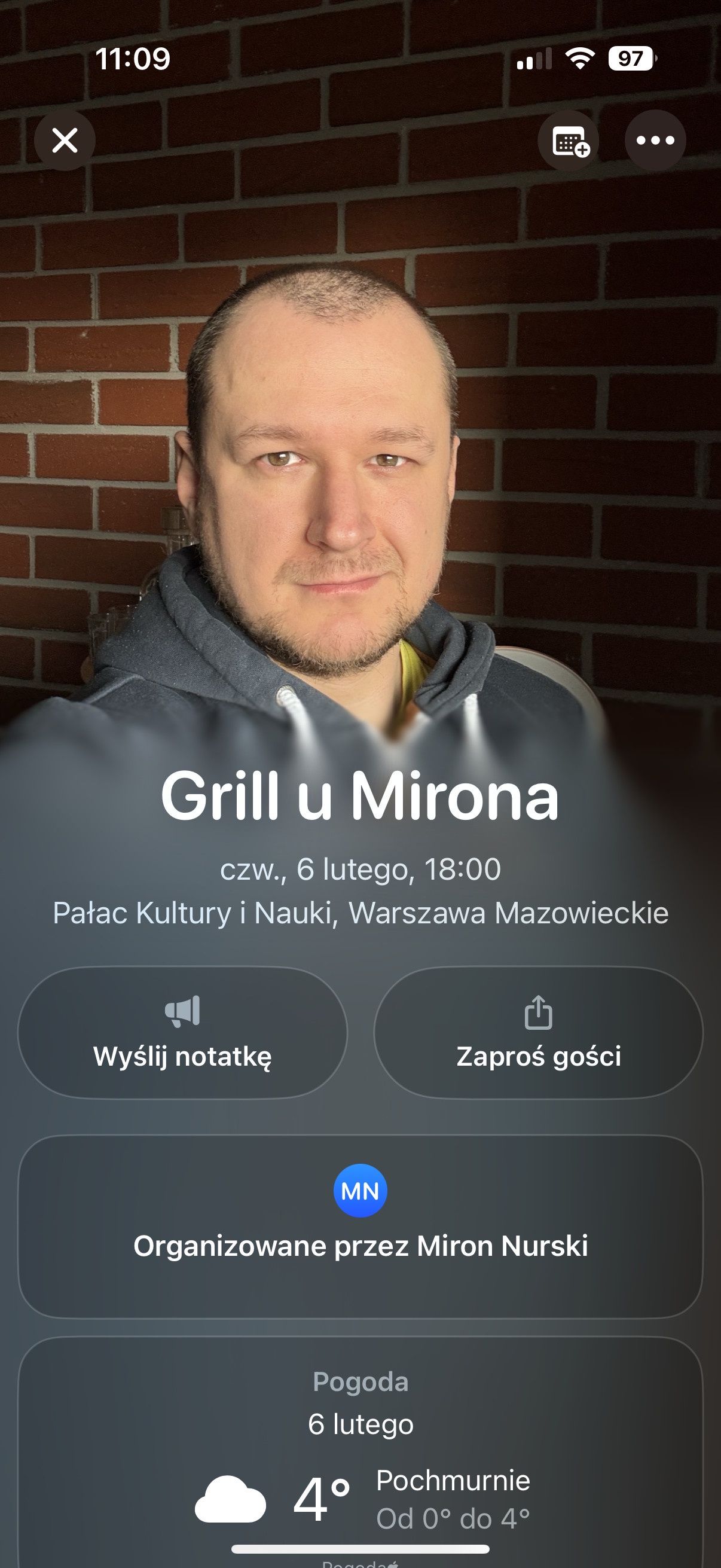 To samo zaproszenie w Apple Invites, Google Chrome, Safari i Samsung Internet