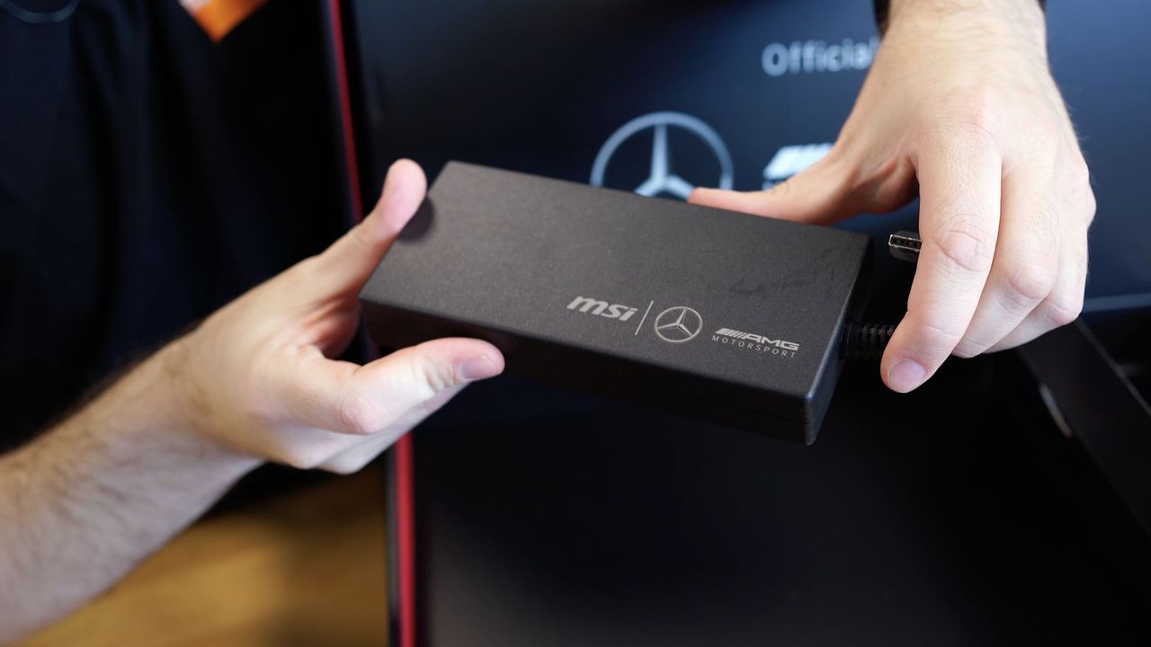 MSI Stealth 16 Mercedes-AMG - zasilacz w zestawie