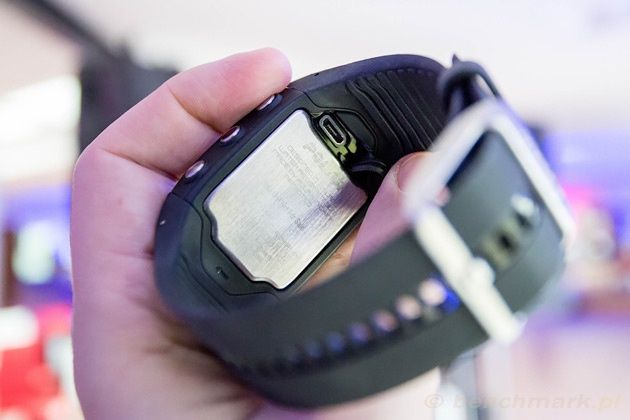 Polar M400 widok tył - odsłonięty port ładowania mikro USB
