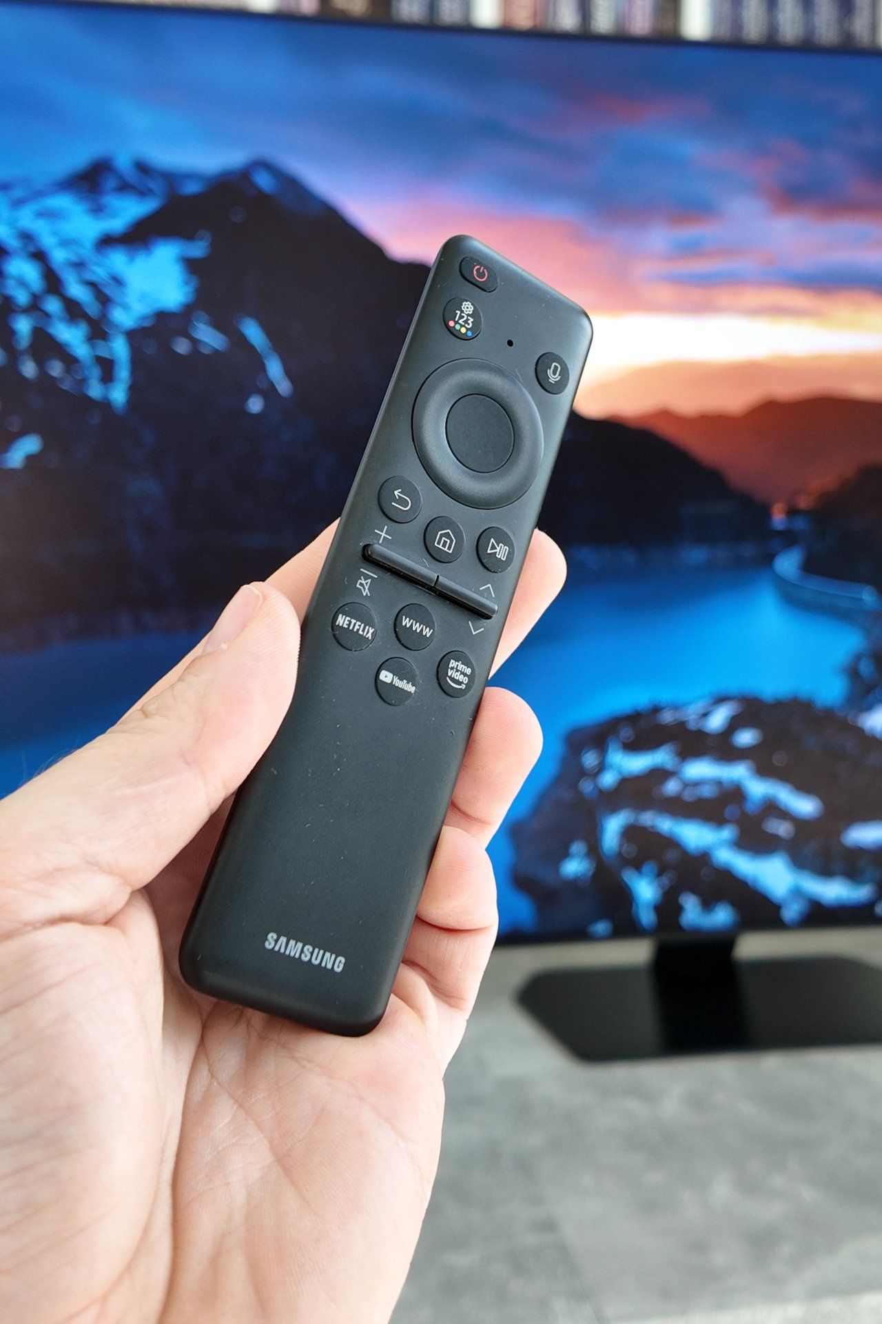 Samsung Neo QLED 65QN92F - pilot przód