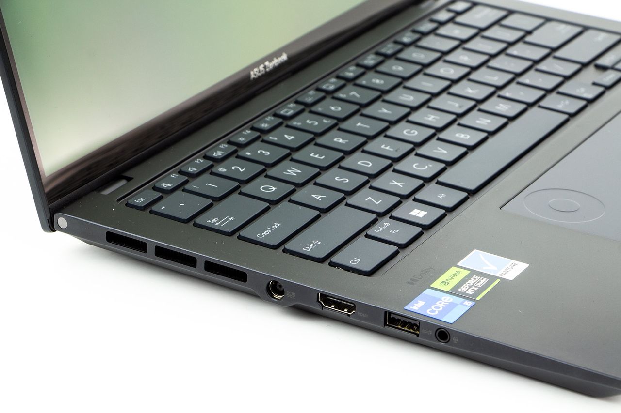 ASUS Zenbook Pro 14 UX6404 - złacza z lewej