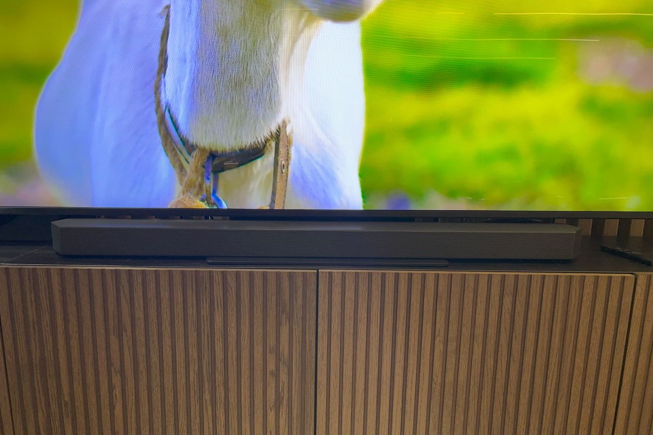 Samsung Neo QLED 4K 98QN90A - podstawka z soundbarem