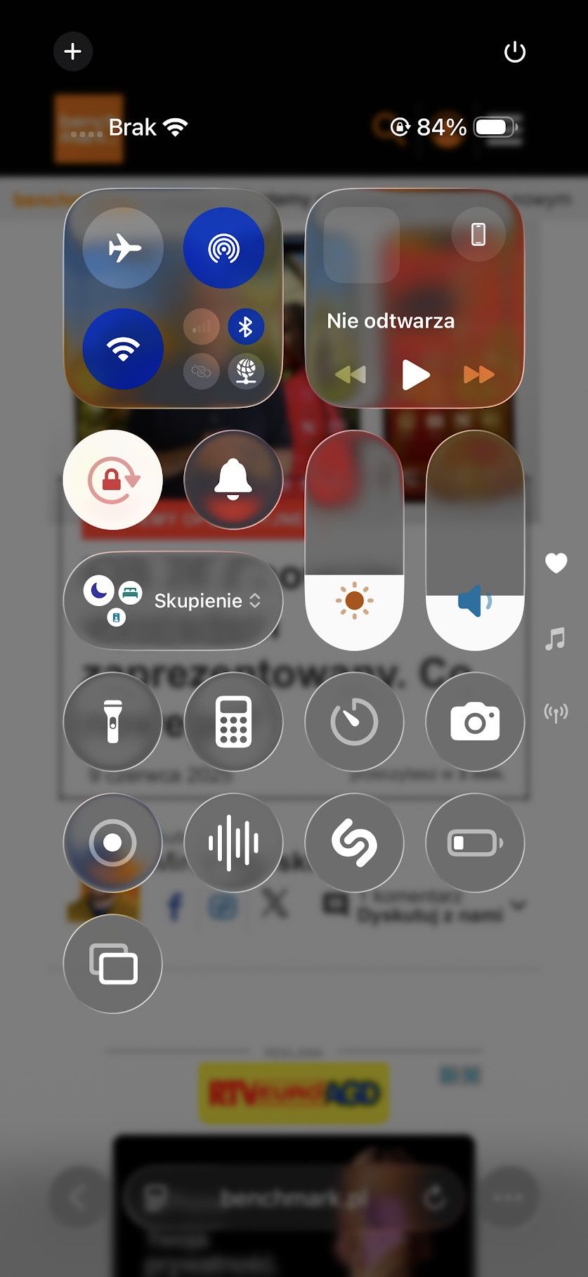 iOS 26 (po lewej) i iOS 18 (po prawej)