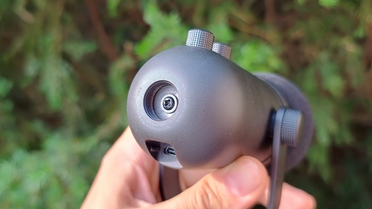 Razer Seiren V2 Pro - gwint na samym mikrofonie
