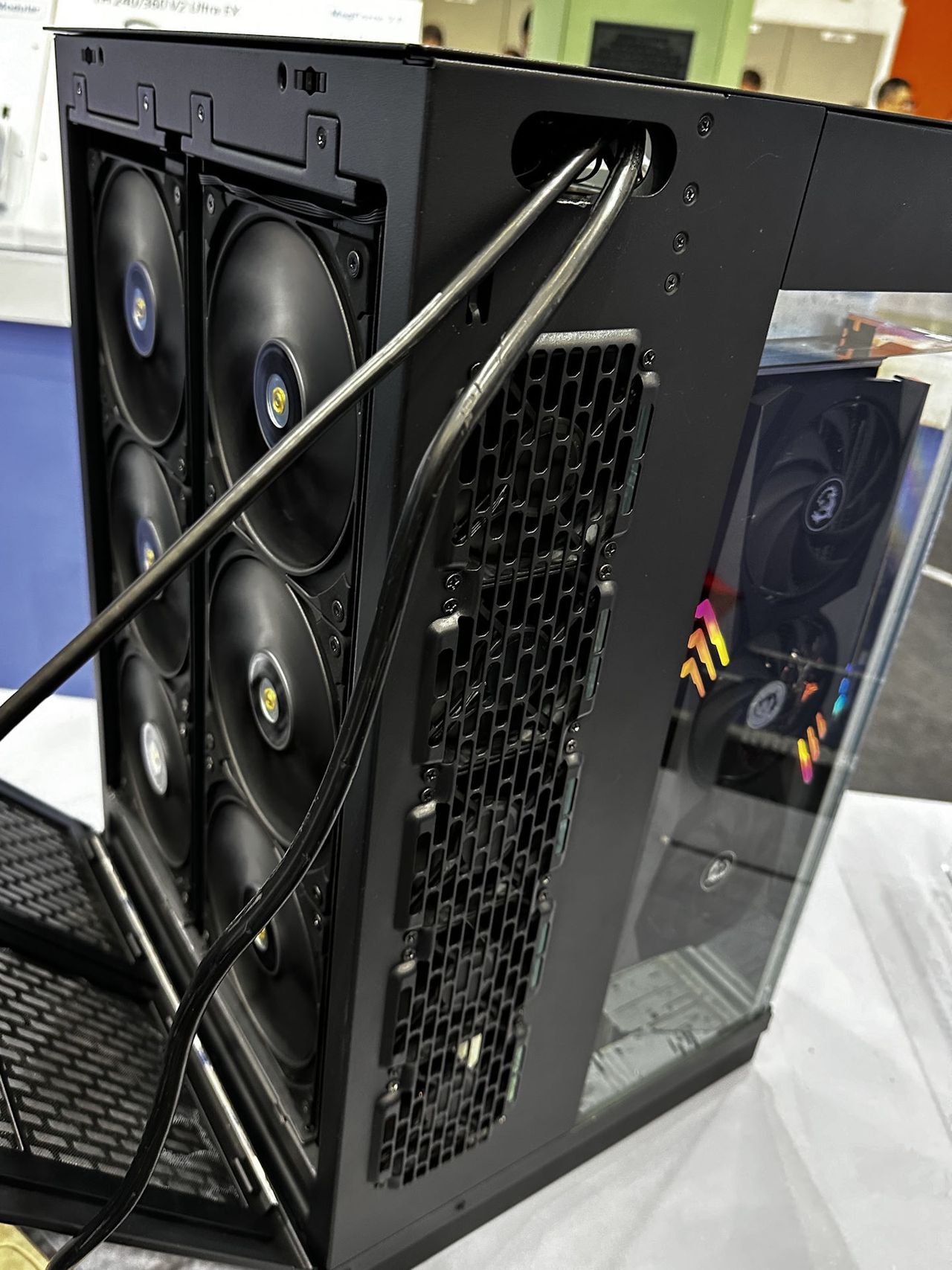 Computex 2024 - Thermaltake - obudowa zalana cieczą od tyłu