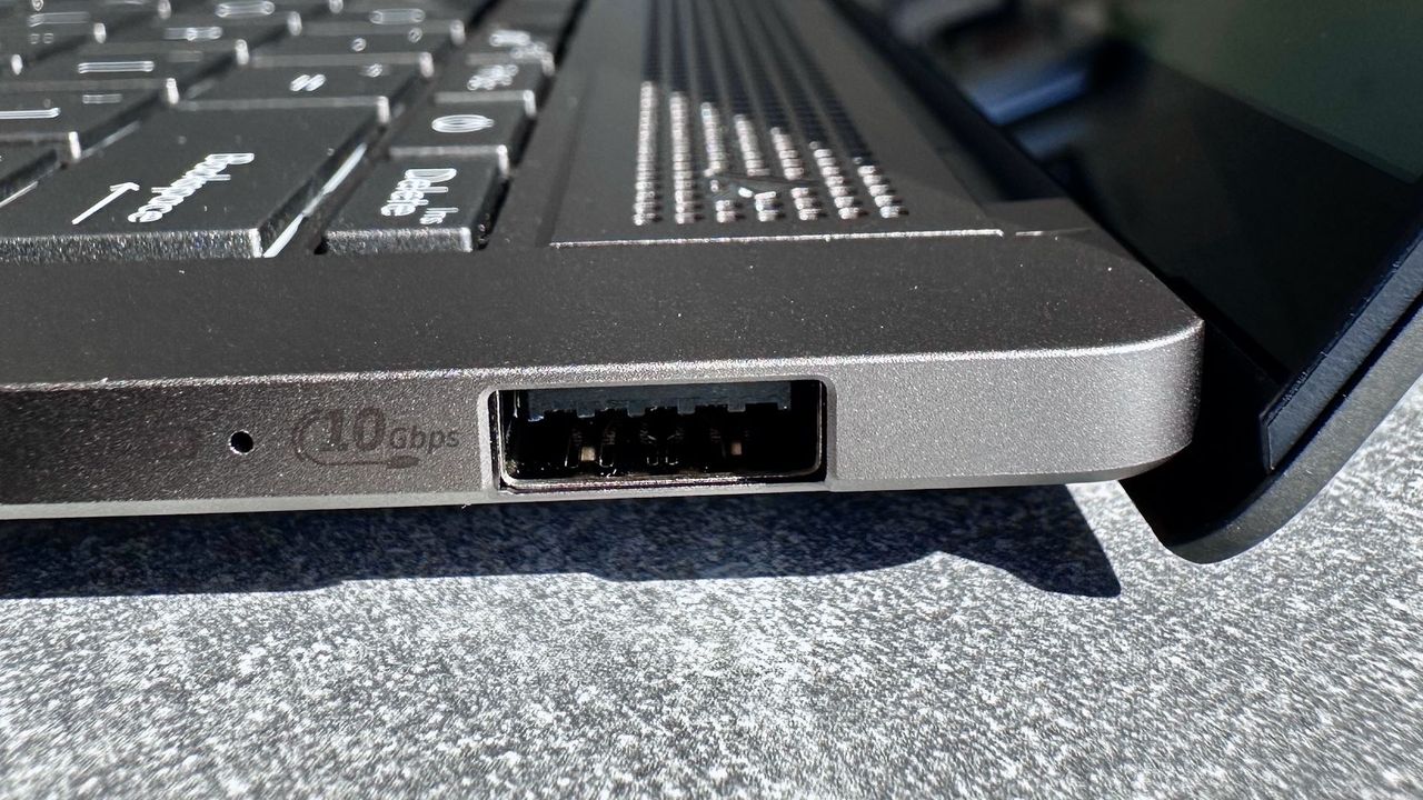 ASUS Zenbook S 14 UX5406S - złącza po prawej