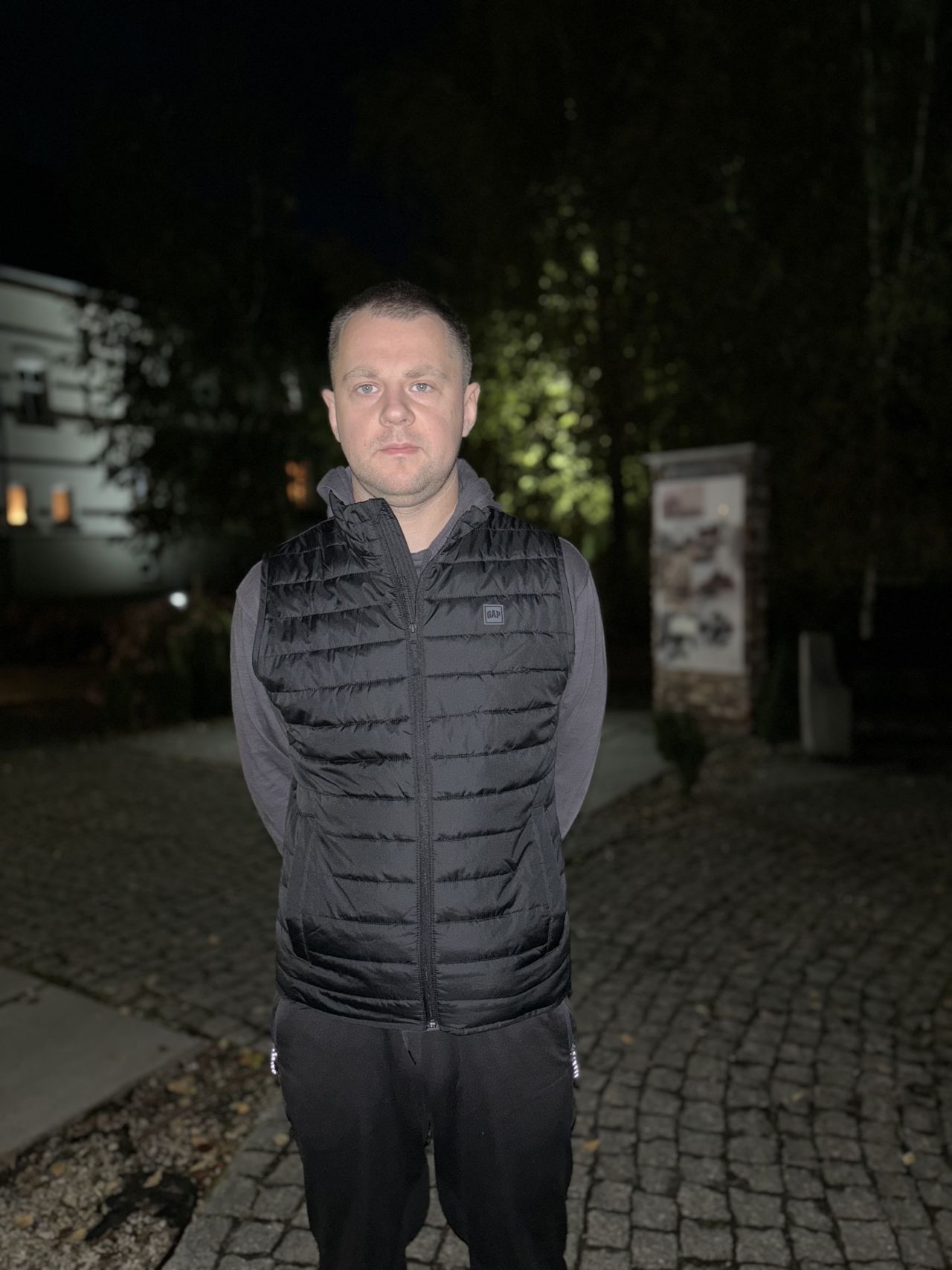 iPhone 15 Plus - aparat główny (12 MP, 1x), portret z lampą błyskową