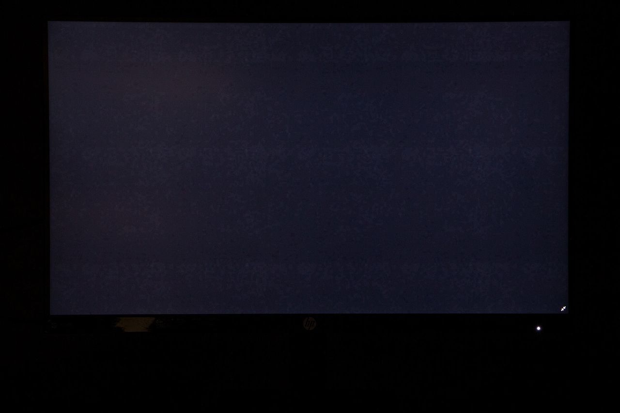 HP X27Q - zdjęcie w ciemności