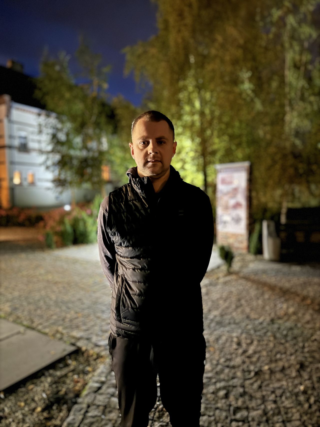 iPhone 15 Pro Max - aparat główny (12 MP, 1x), portret w trybie noc. W tak trudnych warunkach chyba lepiej radzi sobie lampa