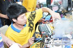 overclocker X-POWERX800PRO podczas bicia rekordu taktowania karty graficznej Zotac GTX 560 Ti