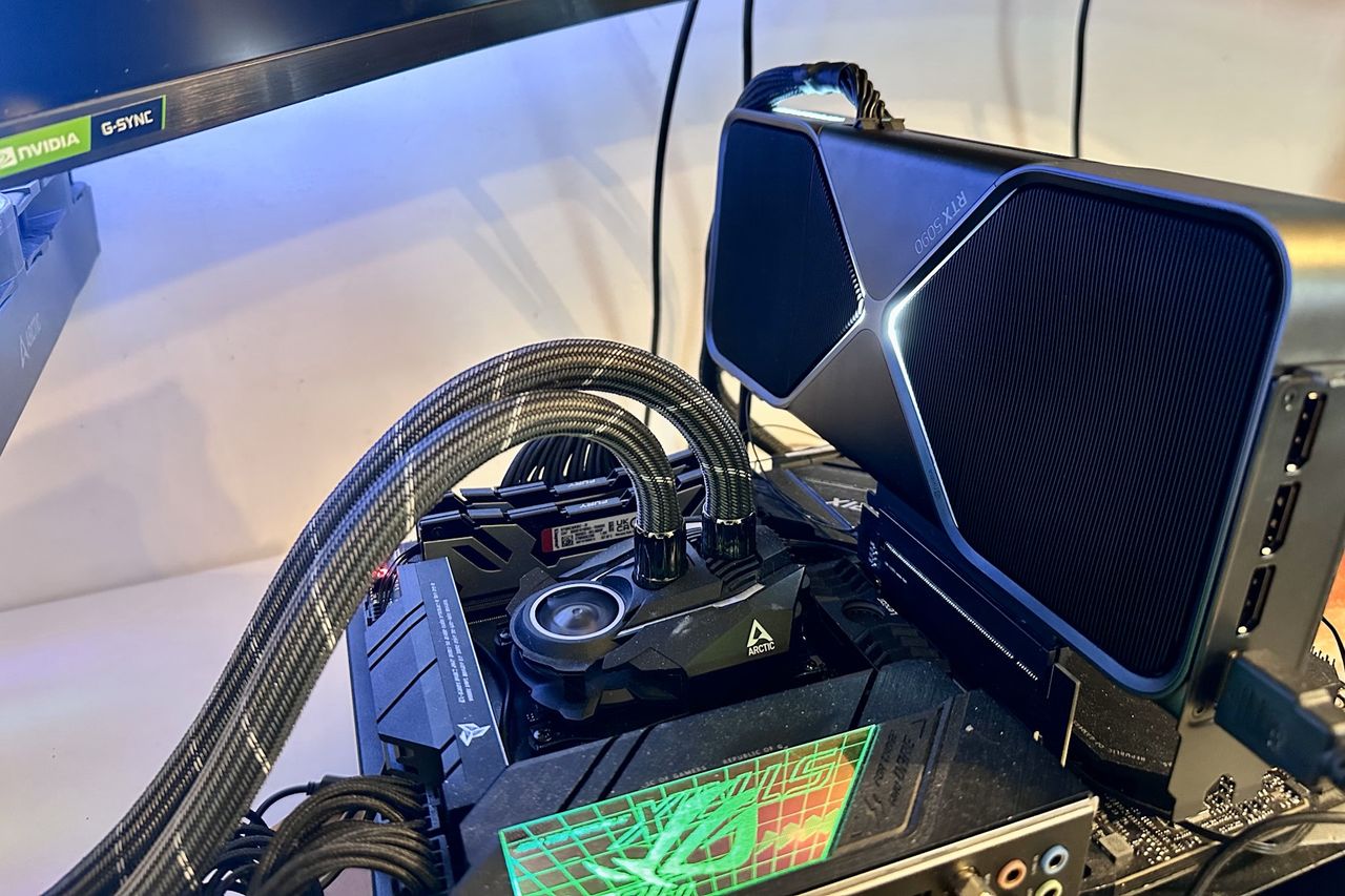 NVIDIA GeForce RTX 5090 Founders Edition - swiecideołko z tyłu