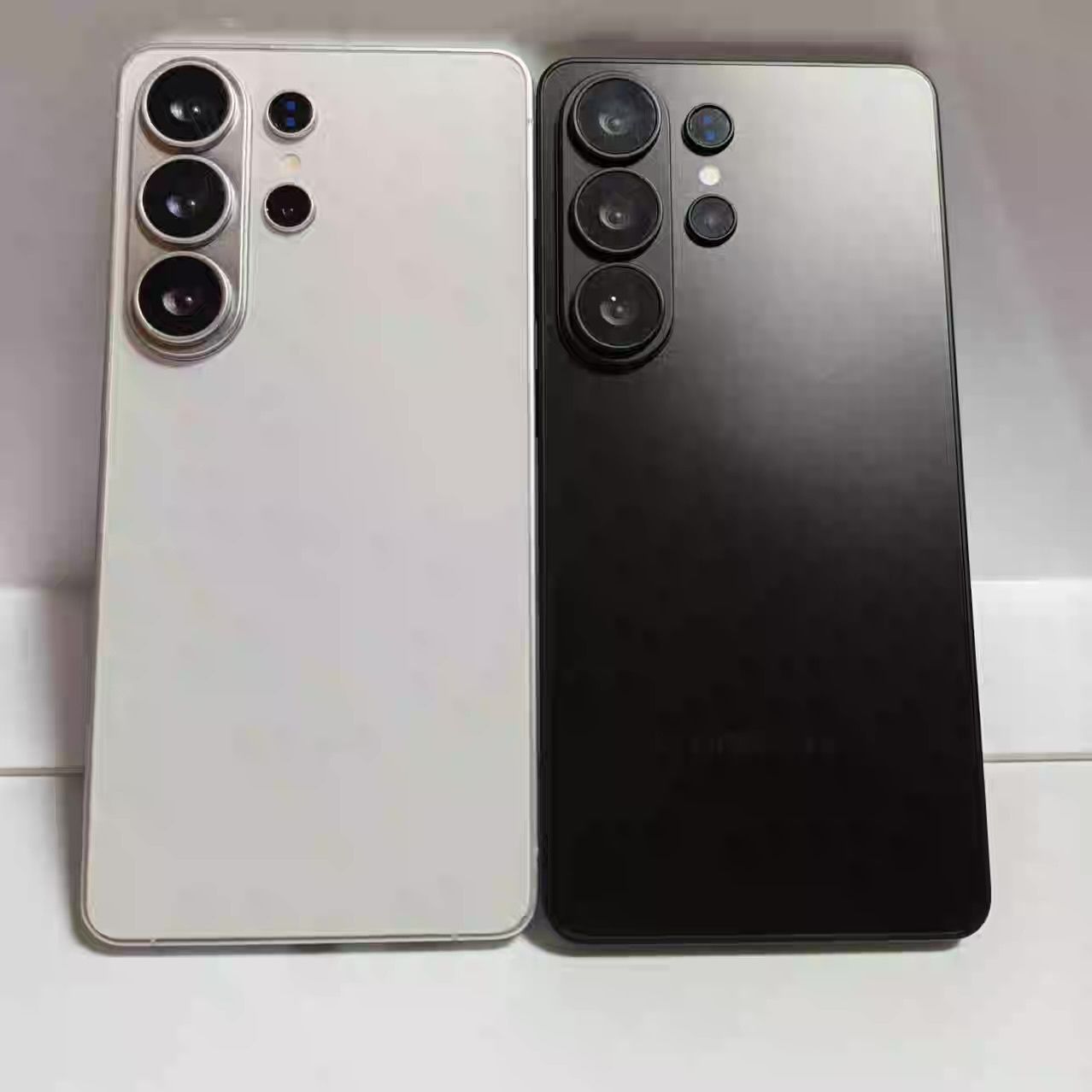 Biały i czarny wariant Samsung Galaxy S26 Ultra