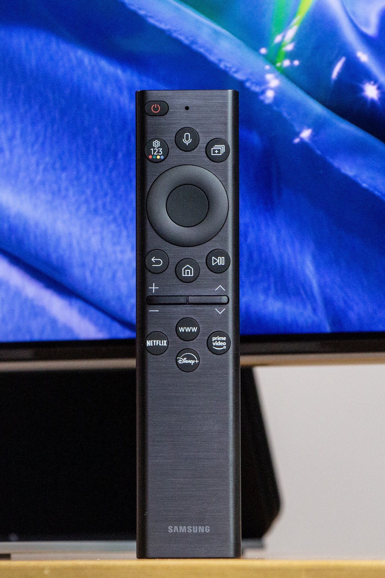 Samsung Neo QLED QN95B - pilot z przodu