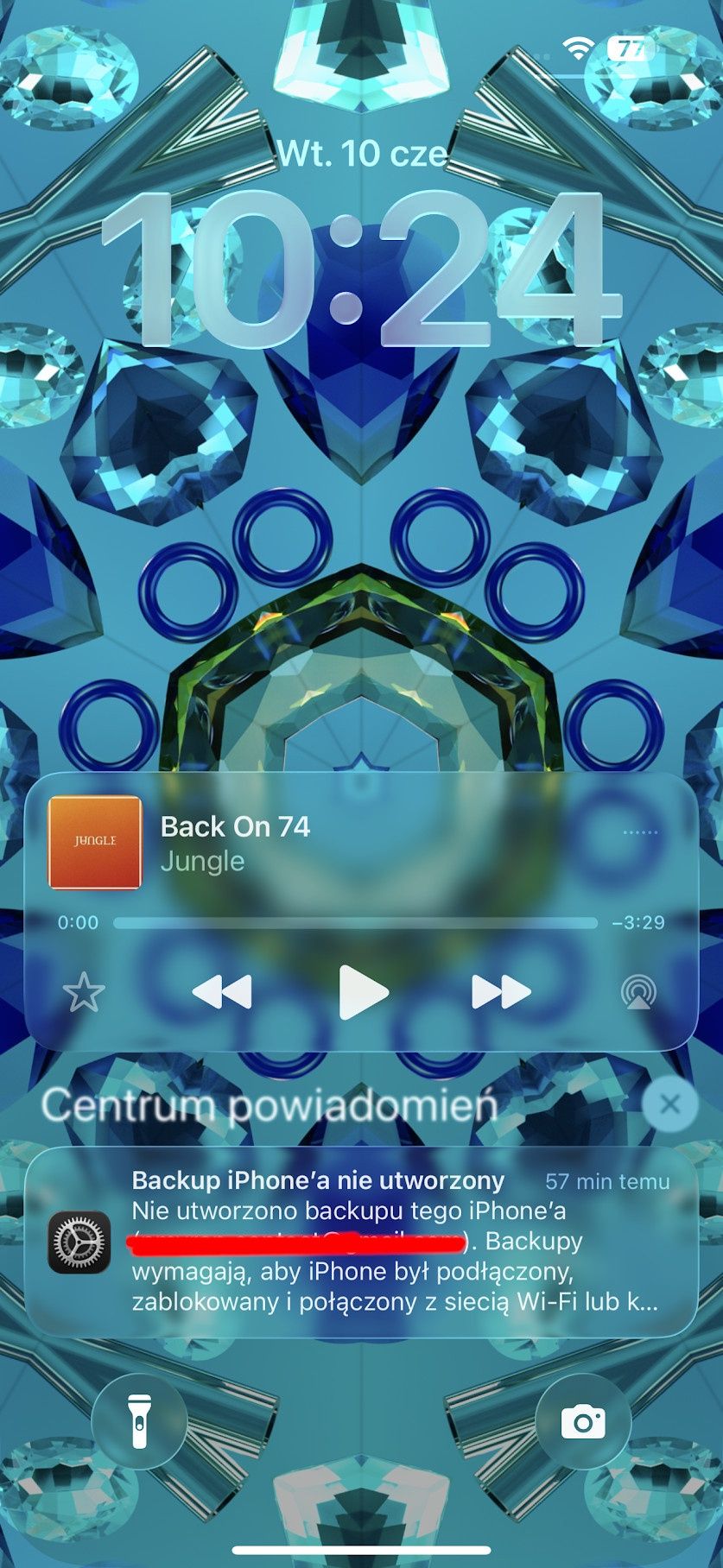 iOS 26 (po lewej) i iOS 18 (po prawej)