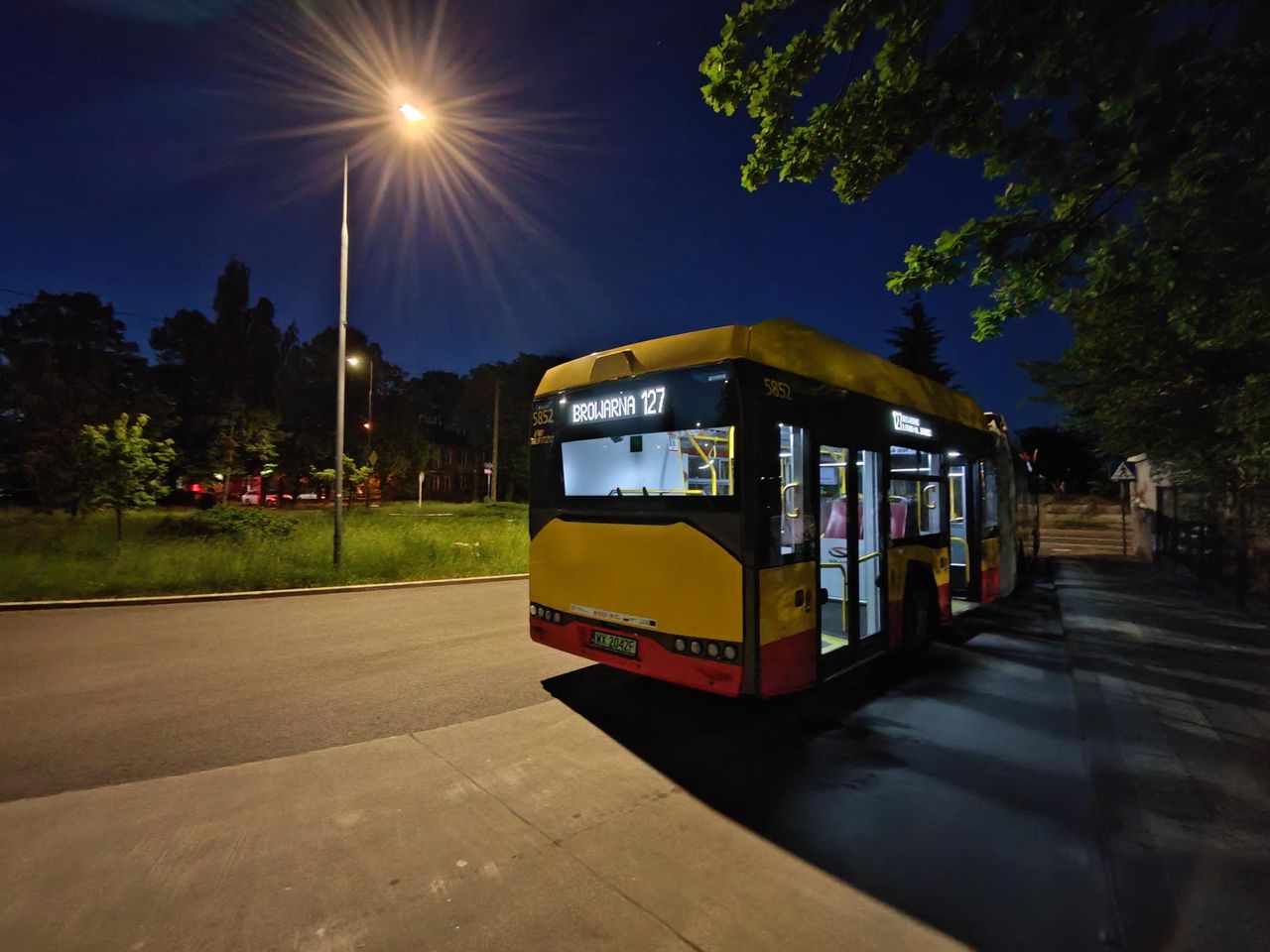 Zdjęcia nocne z aparatu ultraszerokokątnego Honor 600