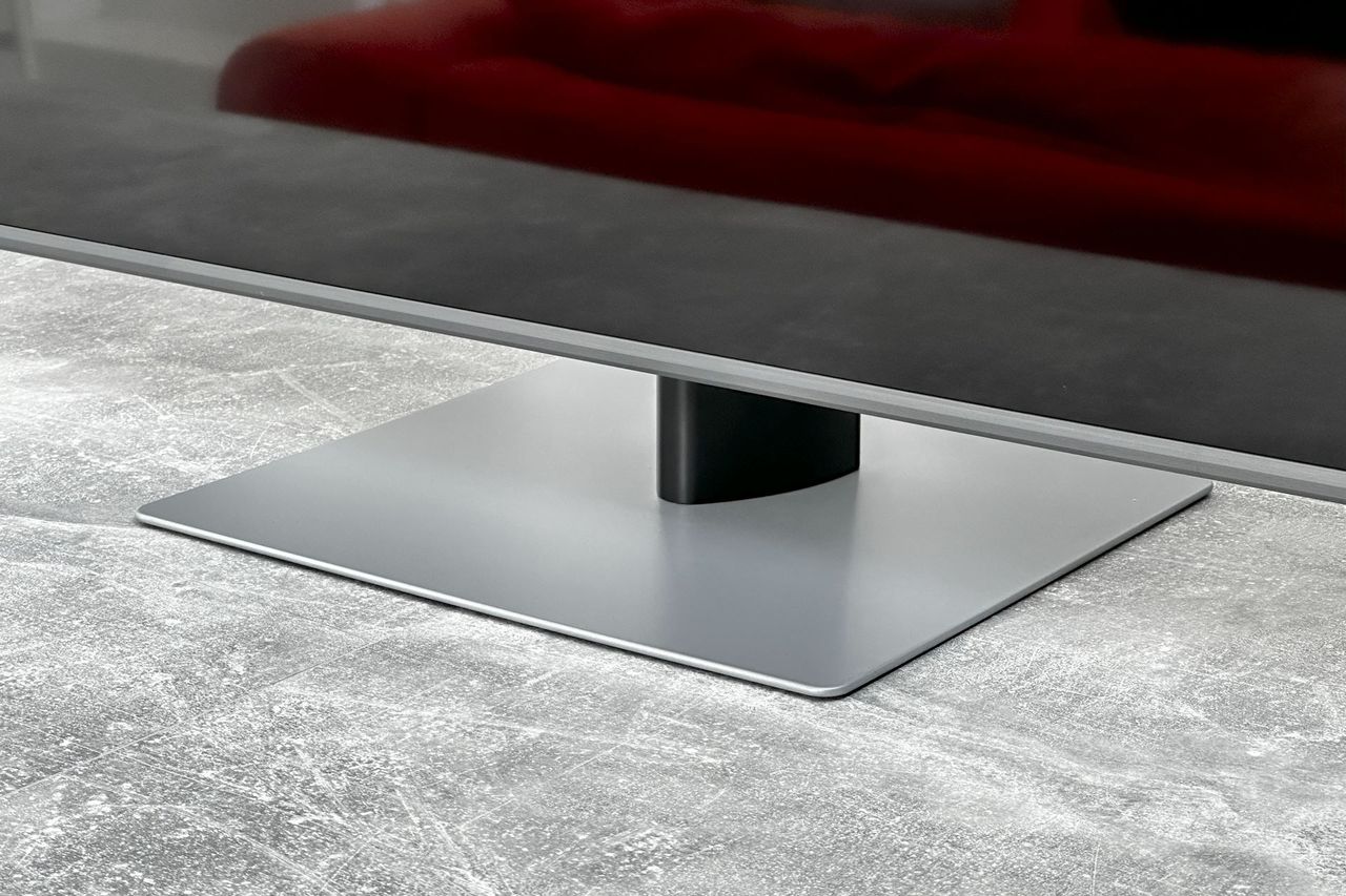 Samsung QLED 65Q77C - podstawka z przodu