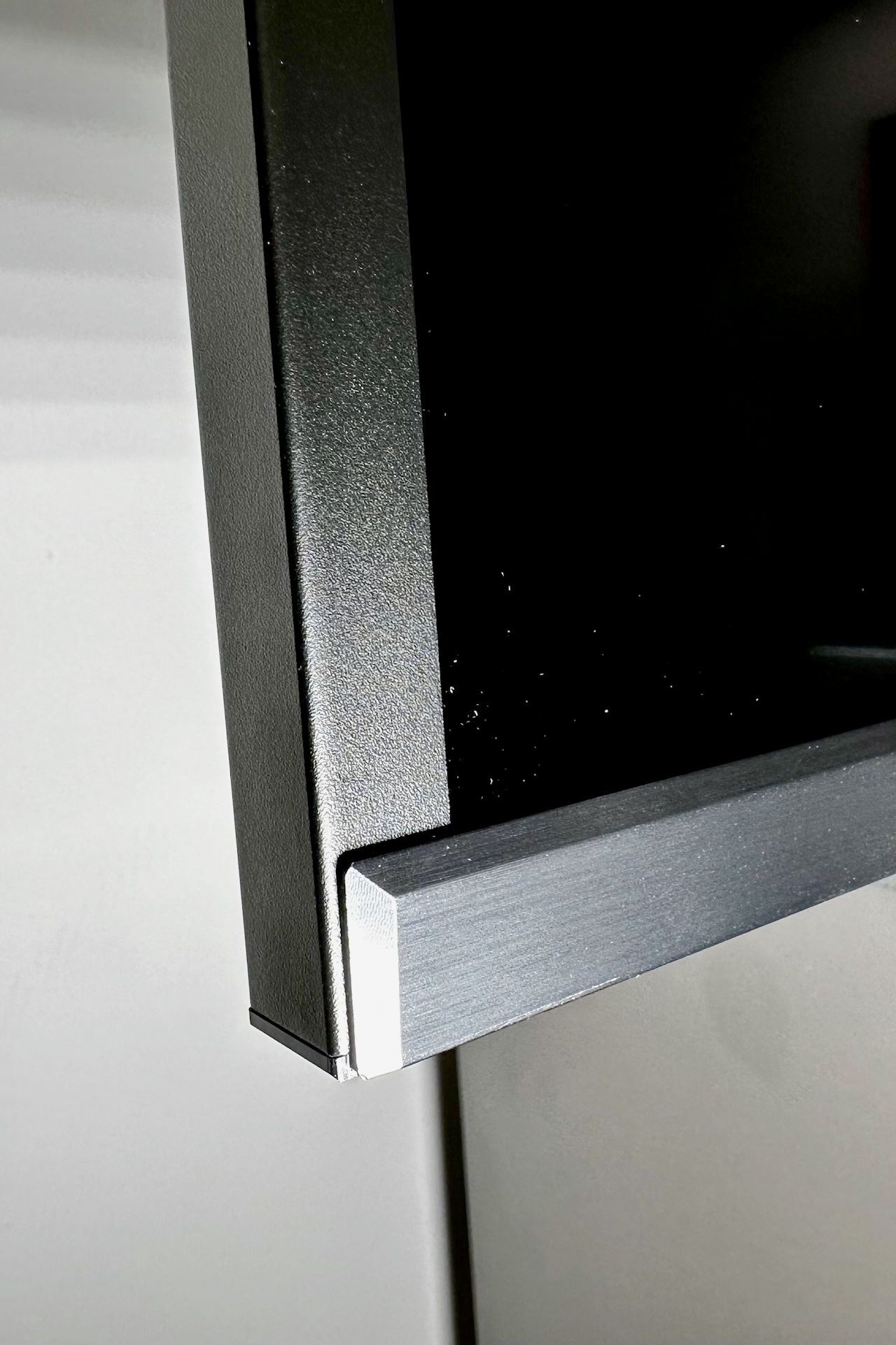 Hisense 100E7NQ PRO - metalowa ramka