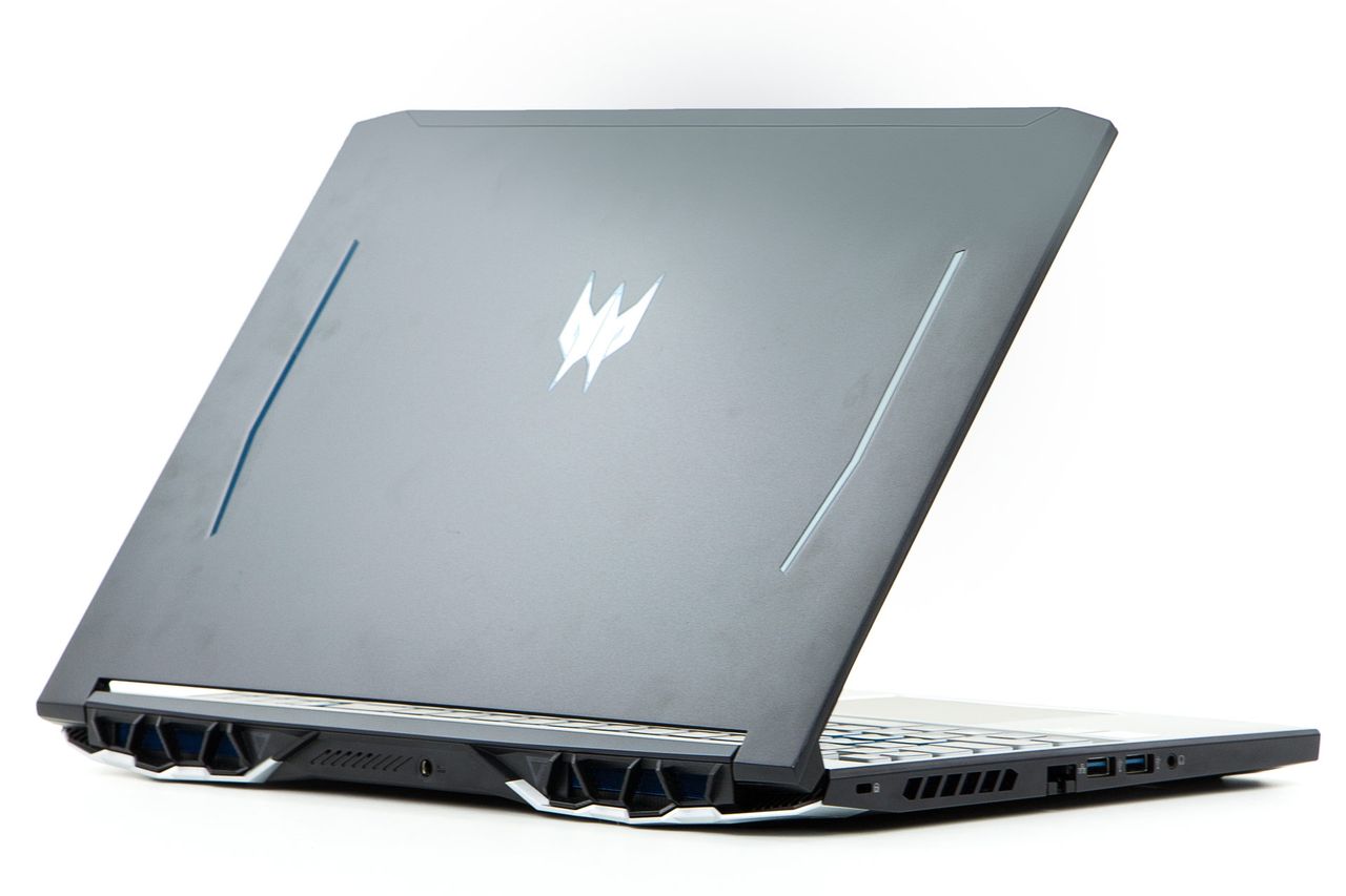Acer Predator Helios 300 - widok od tyłu