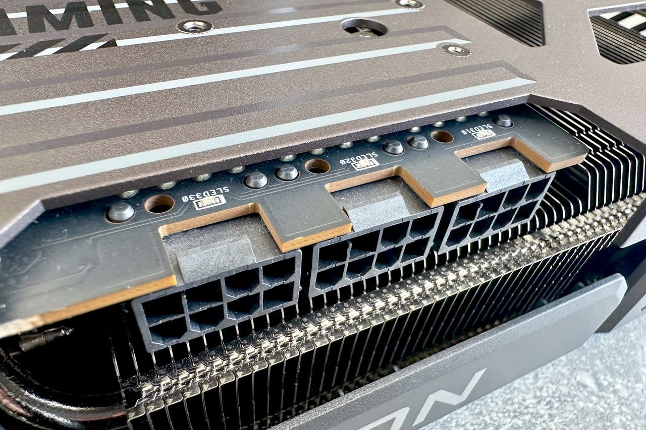 ASUS Radeon RX 9070 XT TUF Gaming OC - złącza zasilania