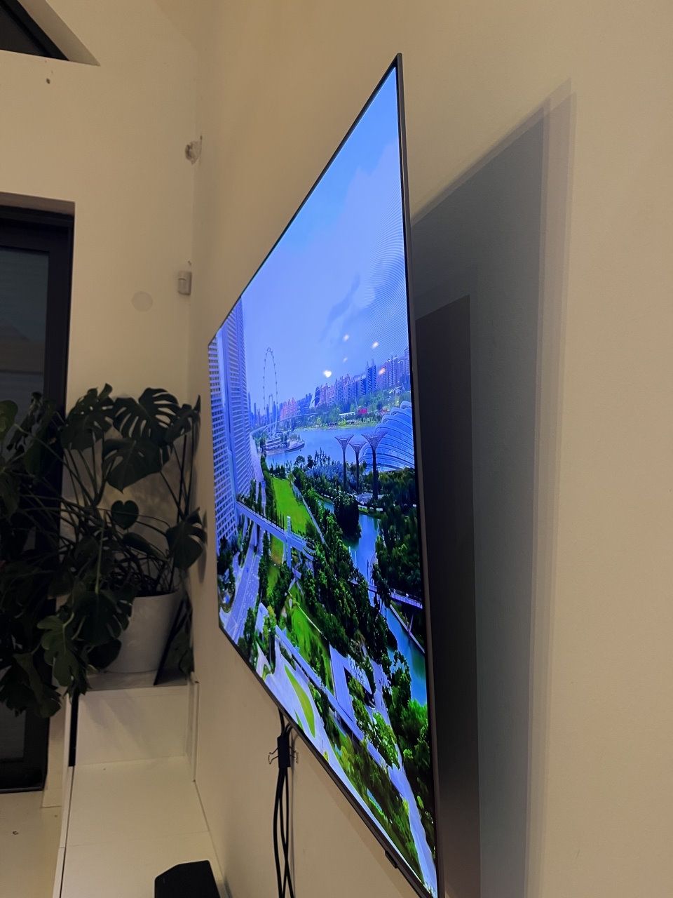 Samsung S95B - 55 cali - pod kątem z prawej