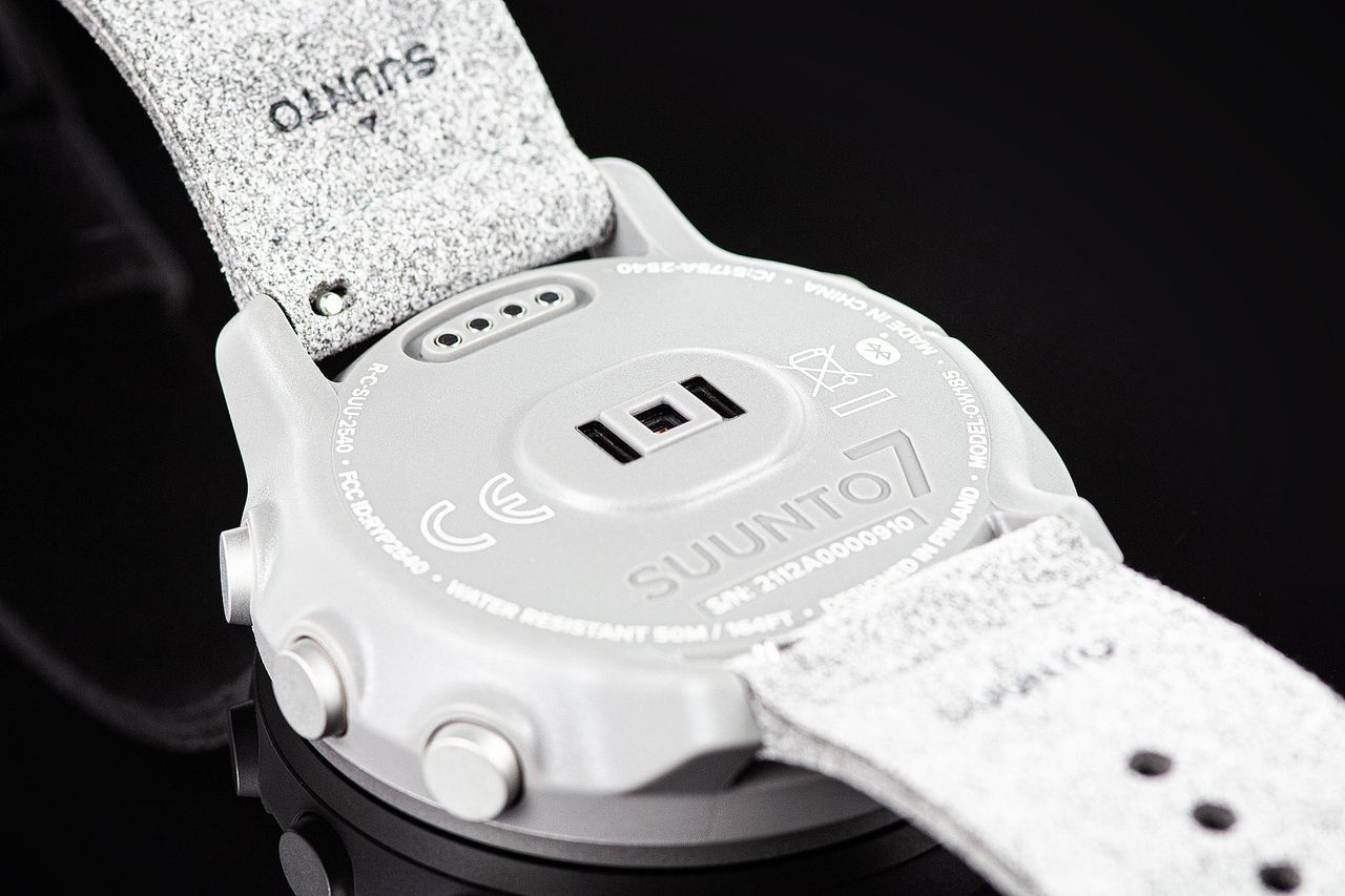 Suunto 7 Titanium - złącze ładowania