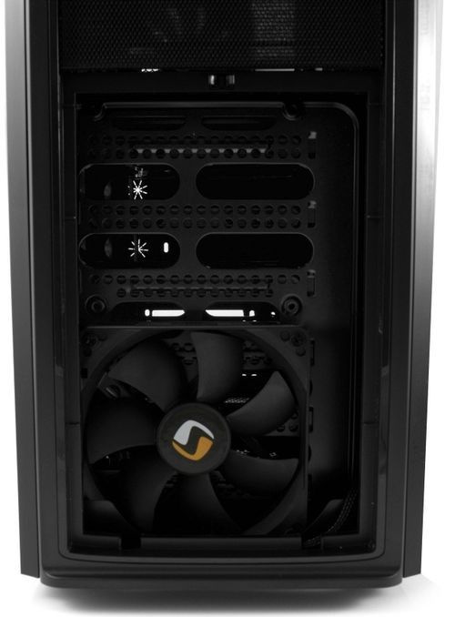 wentylator przymocowany do koszyka na dyski w obudowie SilentiumPC Regnum L50 Pure Black