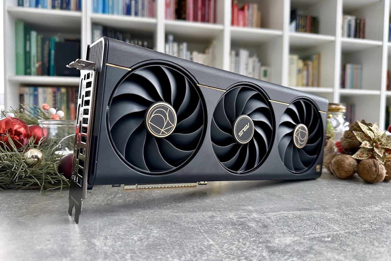 ASUS GeForce RTX 5080 ProArt OC Edition - z profilu wentylatory