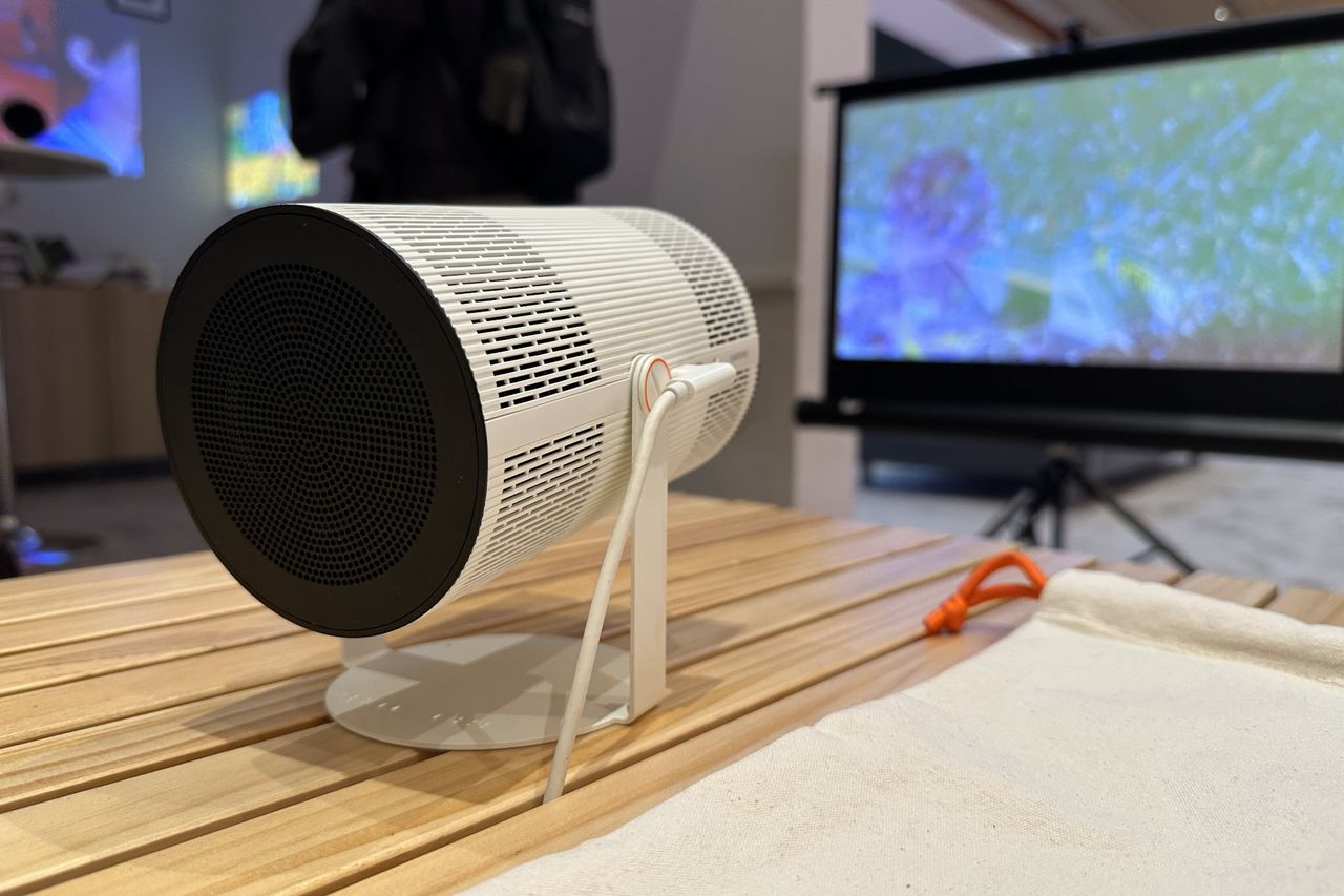 Samsung The First Look - CES 2026 - Freestyle+ z tyłu