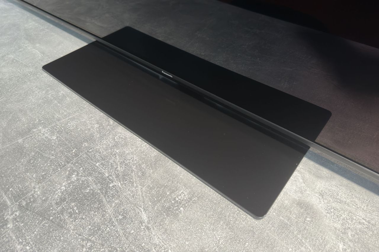 Panasonic TX-65MZ800E - podstawka przód