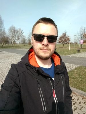 Po prawej selfie z wykorzystaniem przedniej lampy błyskowej