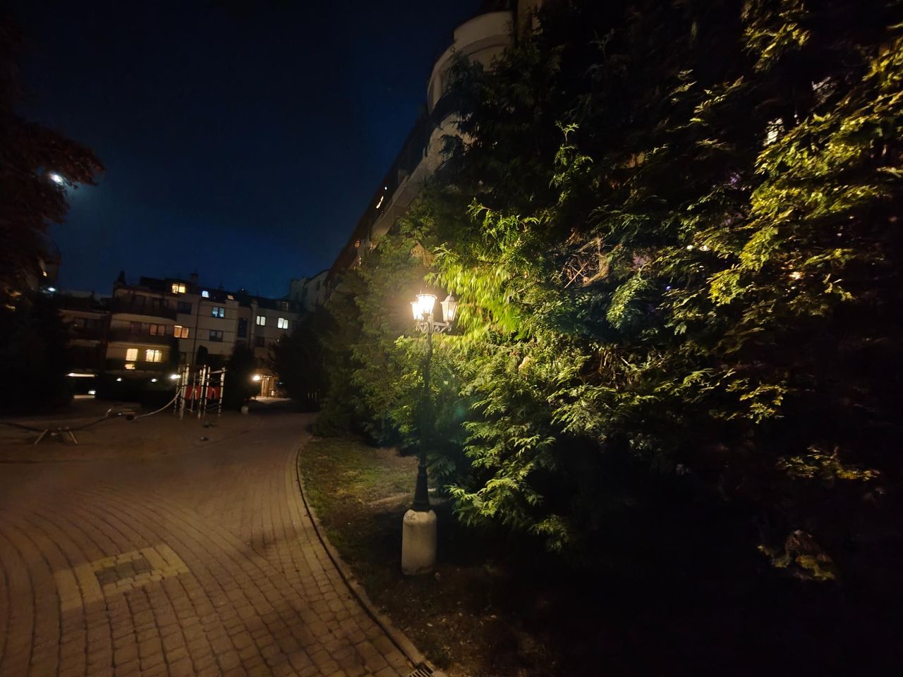 Przykładowe zdjęcie nocne z aparatu ultraszerokokątnego