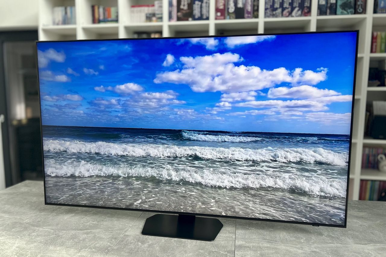 Samsung Neo QLED 65QN92F - z profilu 2