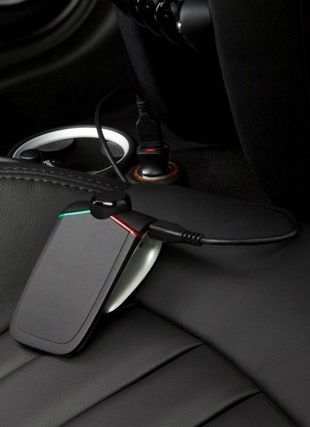 Parrot MINIKIT Neo - ładowanie w samochodzie