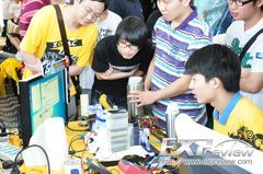 overclocker X-POWERX800PRO podczas bicia rekordu taktowania karty graficznej Zotac GTX 560 Ti