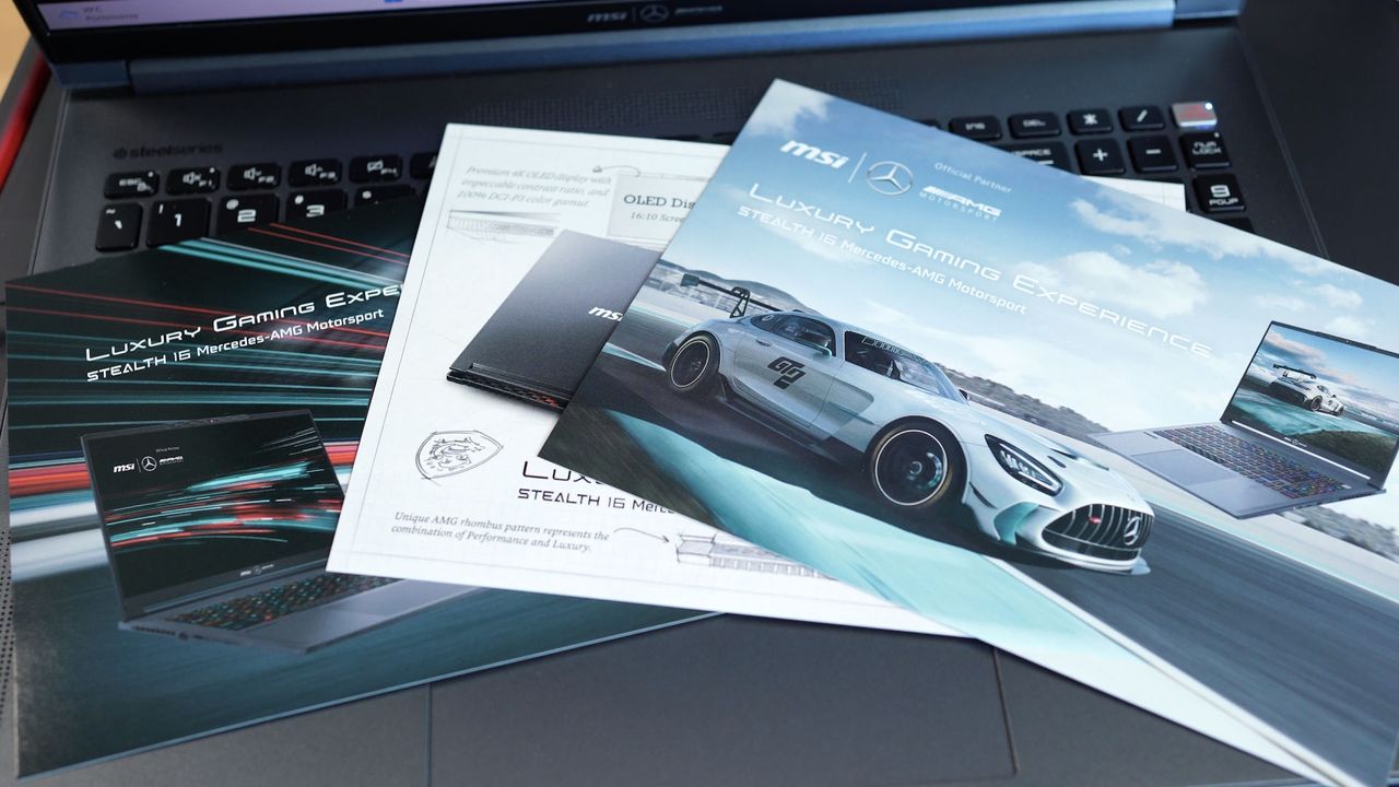 MSI Stealth 16 Mercedes-AMG - pocztówki w zestawie
