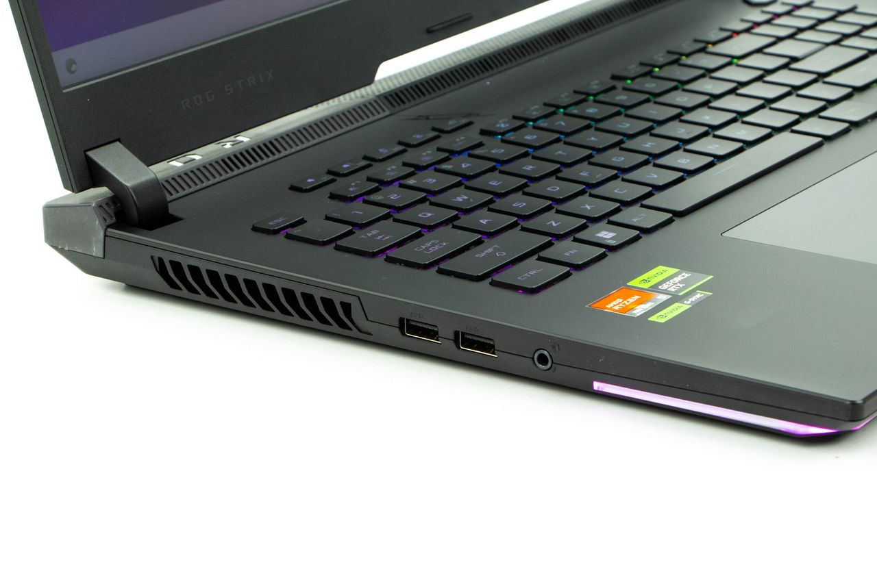 ASUS ROG Strix SCAR 17 G733P - złącza po lewej